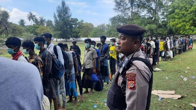 Pengungsi Rohingya terdampar di pantai Gampong Ladong, Kecamatan Mesjid Raya, Aceh Besar, Aceh, Ahad (25/12). Foto: Polda Aceh