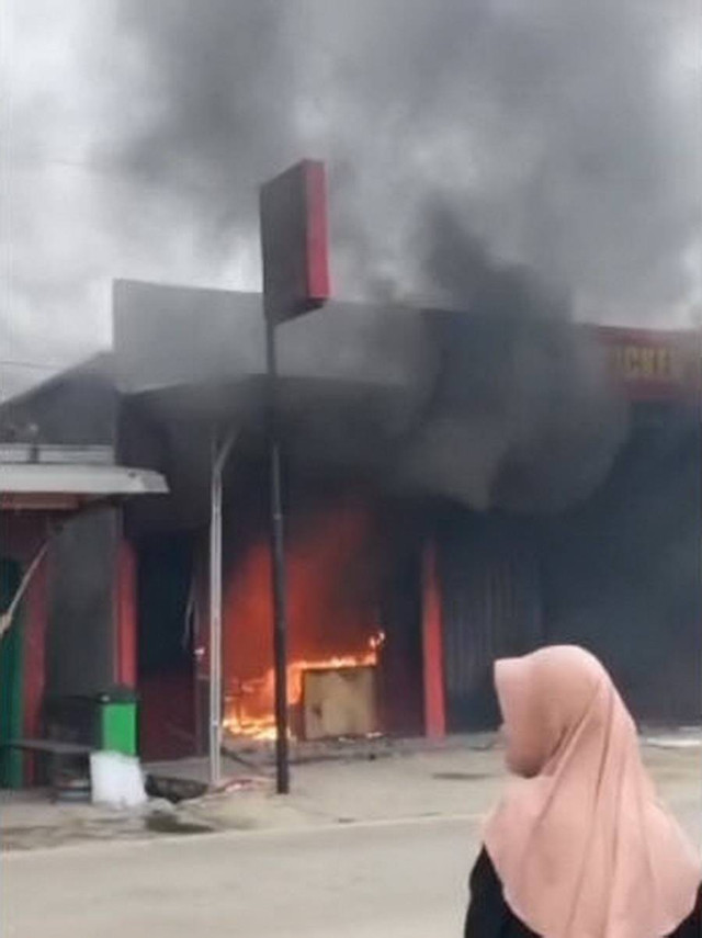 Kebakaran rumah makan Rocket Chicken, di Jalan Raya Blora-Purwodadi, turut Desa Kunduran, Kecamatan Kunduran, Kabupaten Blora, Jawa Tengah. Minggu (25/12/2022) (Foto: Dok Iatimewa)