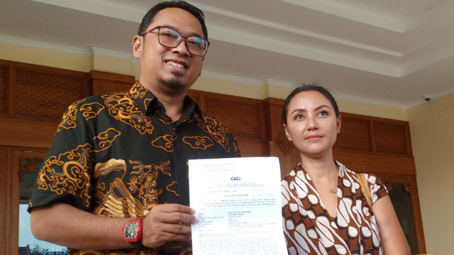 GRAy Devy Lelyana Dewi bersama Kuasa Hukumnya, Raden Reza, usai melaporkan dugaan penganiayaan, kekerasan, serta ancaman ke Polresta Solo, Minggu (25/12/2022). FOTO: Agung Santoso