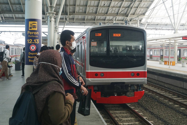 Calon penumpang menunggu KRL di Stasiun Manggarai, Jakarta pada Senin (26/12). Foto: Iqbal Firdaus/kumparan