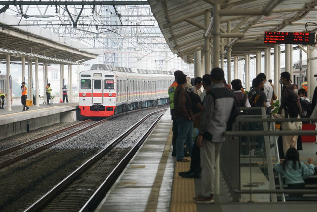 Calon penumpang menunggu KRL di Stasiun Manggarai, Jakarta pada Senin (26/12).  Foto: Iqbal Firdaus/kumparan