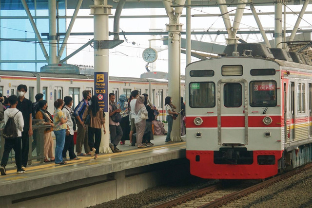 Calon penumpang menunggu KRL di Stasiun Manggarai, Jakarta pada Senin (26/12).  Foto: Iqbal Firdaus/kumparan