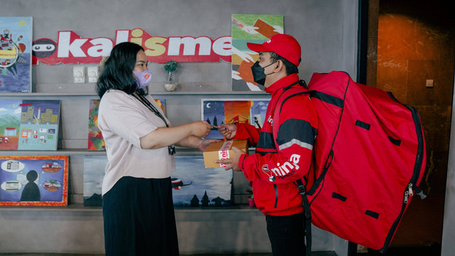 Rider Ninja Xpress memberikan paket pada penerima dengan aman. Foto: dok. Ninja Xpress