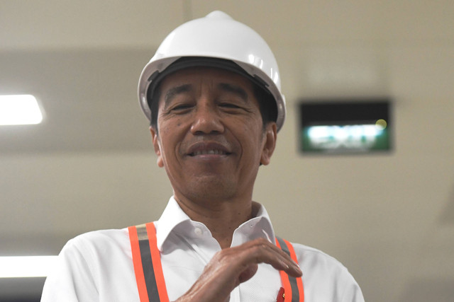 Presiden Joko Widodo meninjau Stasiun LRT Harjamukti, Jakarta Timur pada Senin, (26/12/2022). Foto: Hafidz Mubarak A/Antara Foto