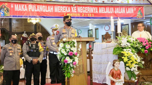Kapolda Jawa Tengah Irjen Polisi Ahmad Luthfi menyampaikan sambutan di depan jamaah Natal di Gereja Santa Maria Regina, Minggu (25/12/2022) malam. FOTO: Agung Santoso