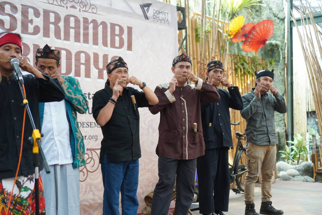 Dompet Dhuafa Jawa Barat bersama Divisi Pendidikan dan Budaya menyelenggarakan kegiatan workshop dan pentas seni budaya alat musik bambu dengan balutan program serambi budaya. Bertempat di rumah makan Imah Mang Asep Tasikmalaya, Jawa Barat yang bernuansa serba bambu pada (Sabtu, 24/12/2022).
