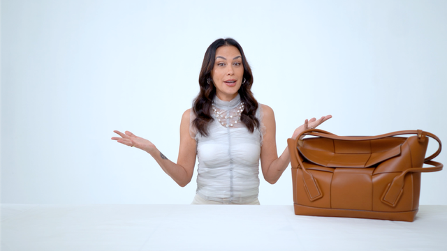 Sophia Latjuba berkesempatan menunjukkan isi tasnya kepada para penggemar. Foto: Shutterstock