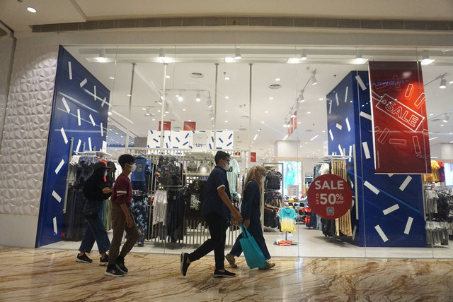 Para pengunjung sedang memilih produk yang disukai dengan harga diskon 30 persen hingga 80 persen di salah satu mal di kawasan Jakarta, Senin (26/12/2022). Foto: Iqbal Firdaus/kumparan