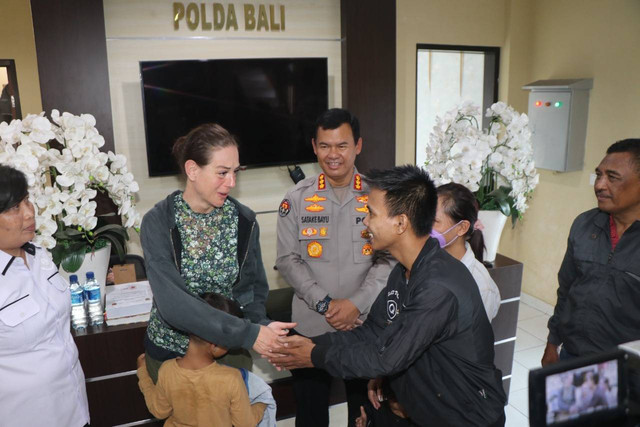 Turis Inggris saat dipertemukan dengan sopir yang sempat membawa anaknya di Polda Bali - IST