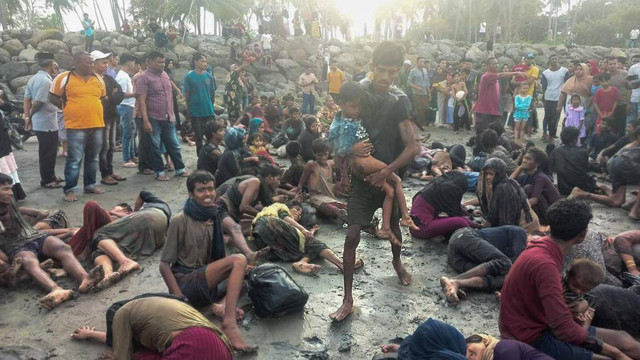 Sejumlah pengungsi Rohingya kembali terdampar di Aceh. Kali ini mereka mendarat di pesisir pantai Gampong Ujong Pie, Kabupaten Pidie, Senin (26/12/2022) sore. Foto: Dok. Polda Aceh