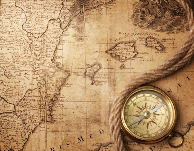 peta jaman dulu. Sumber : https://www.shutterstock.com/id/image-photo/old-compass-on-vintage-map-18-60871762