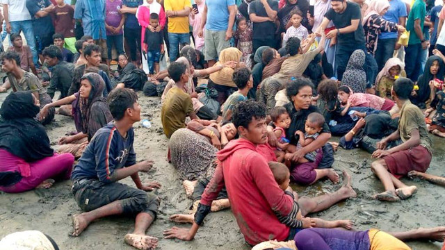 Pengungsi Rohingya kembali terdampar di Aceh. Kali ini mereka mendarat di pantai Ujong Pie, Kecamatan Muara Tiga Laweung, Kabupaten Pidie, Senin (26/12/2022) sore. Foto: dok. Polisi