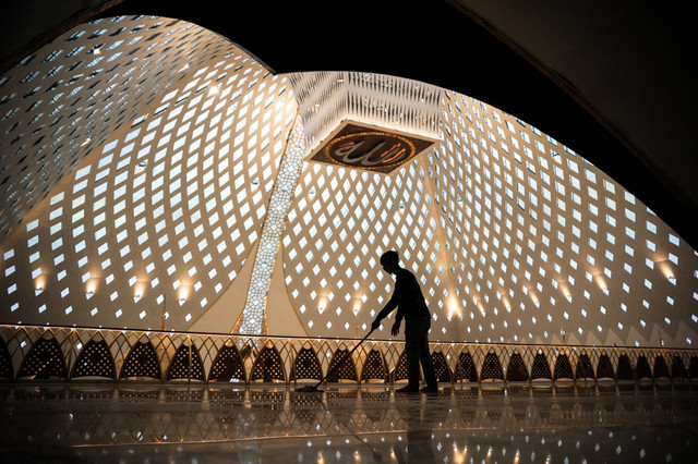 Siluet seorang pekerja yang mengepel lantai Masjid Al Jabbar di Gedebage, Bandung, Jawa Barat, Senin (26/12/2022). Foto: Raisan Al Farisi/ANTARA FOTO