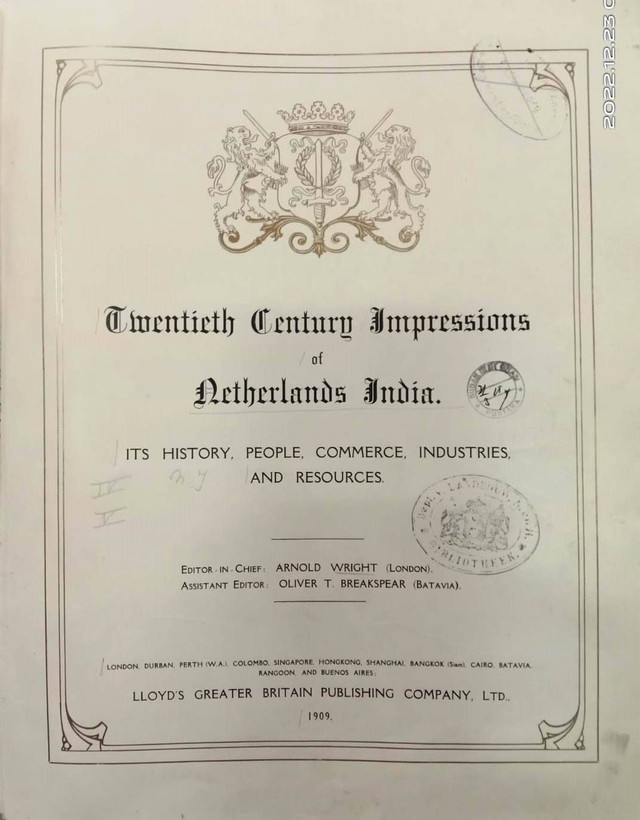 Salah satu koleksi buku lama perpustakaan yang tertulis tahun terbit 1909. Foto Dokumentasi : Eka Kusmayadi.