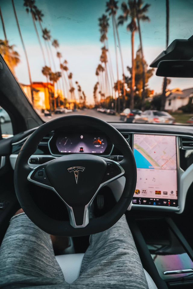 Orang yang duduk di dalam mobil,Karya Roberto Nickson by Pexels