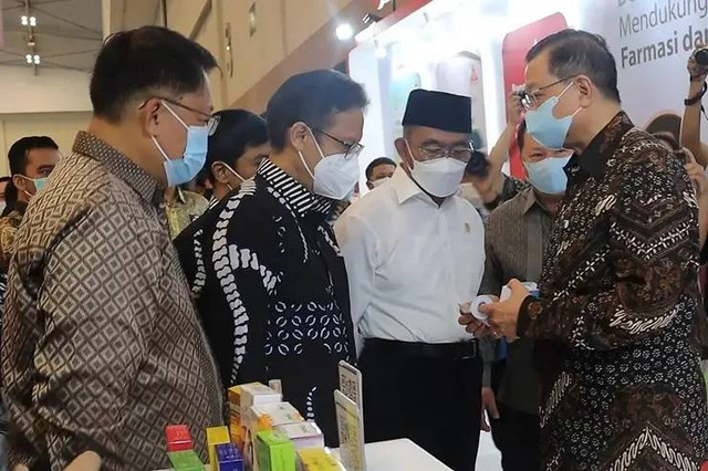 Menko PMK Muhadjir Effendy, Menteri Kesehatan Budi Gunadi Sadikin, dan Wamenkes Dante Saksono Harbuwono pada sesi peninjauan pameran di booth
Argon Group dalam rangka Hari Kesehatan Nasional (HKN) ke-58 Tahun 2022. Foto: Argon Group