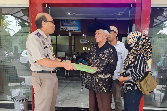 22 warga pemilik 34 bidang tanah di Desa Wadas, Purworejo, Jawa Tengah, akhirnya secara suka rela menyerahkan berkas tanahnya untuk dilakukan pengukuran ke BPN Purworejo, Senin (26/12). Foto: Dok. Istimewa