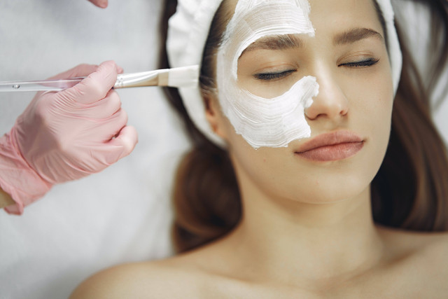 Rutin menggunakan masker merupakan salah satu cara untuk menghilangkan bekas jerawat. Foto: Pexels.com 