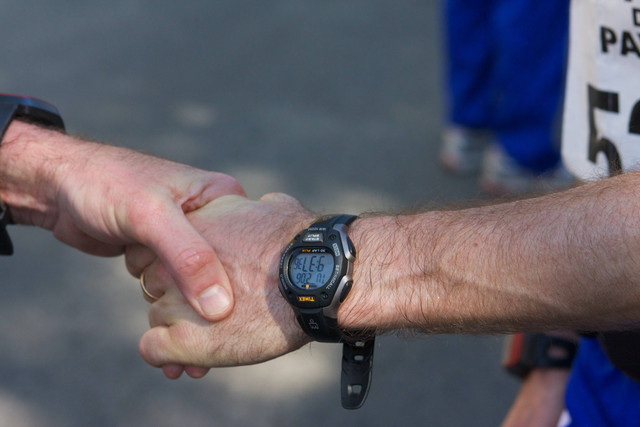 Cara mengatur jam tangan sport digital. Foto: Unsplash