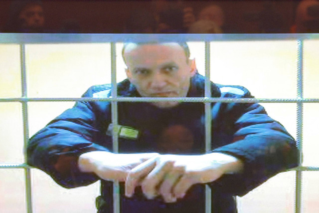 Pemimpin oposisi Rusia Alexei Navalny terlihat di layar melalui tautan video dari koloni hukuman korektif IK-2 di Pokrov selama sidang pengadilan untuk mempertimbangkan banding atas hukuman penjaranya di Moskow, Rusia, 24 Mei 2022. Foto: Evgenia Novozhenina/REUTERS