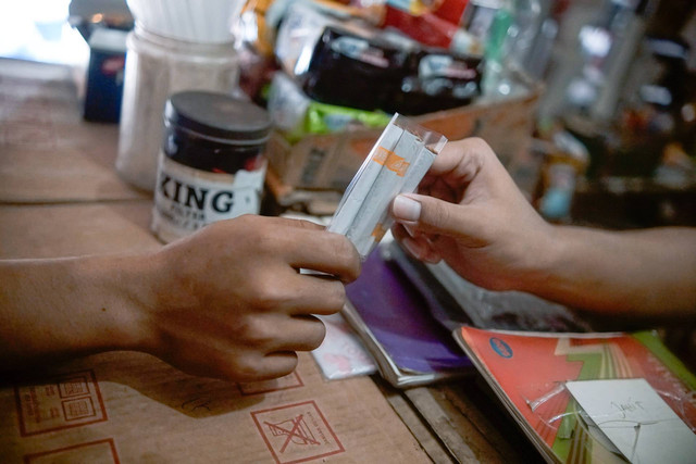 Ilustrasi penjualan rokok batangan. Foto: Jamal Ramadhan/kumparan