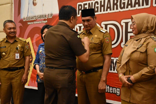 Penjabat (Pj.) Bupati Kotawaringin Barat (Kobar) Anang Dirjo, menerima penghargaan Siddhakarya. Penghargaan dari pemerintah provinsi (Pemprov) Kalimantan Tengah (Kalteng). Foto: IST