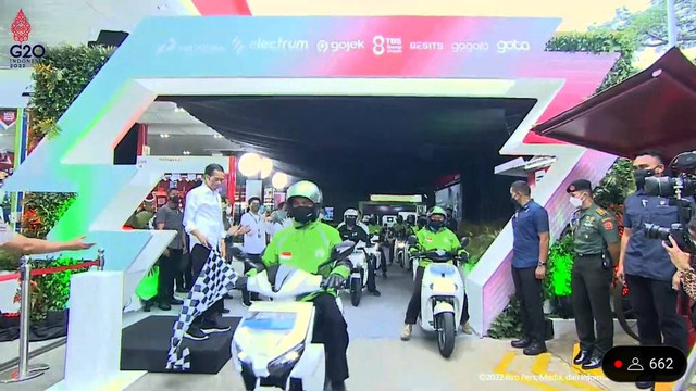 Biaya tukar baterai motor listrik. Foto: Youtube/Sekretariat Presiden