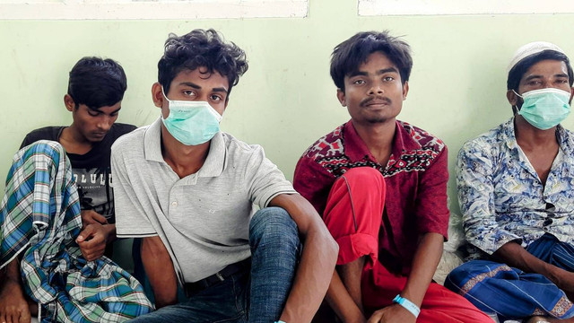 Zahid Husen (baju merah) bersama rekannya terdampar di Aceh Besar. Foto: Habil Razali/acehkini