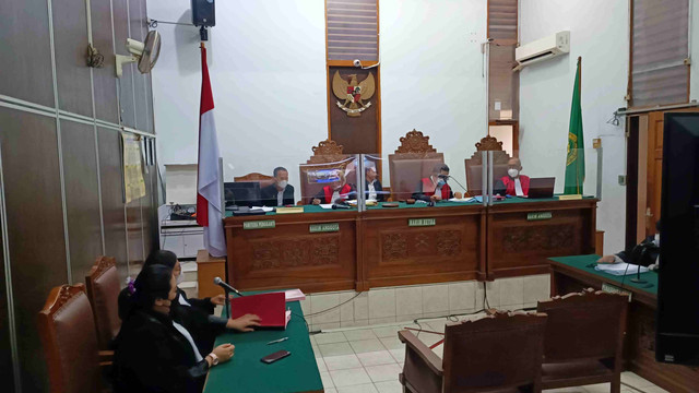 Pembacaan tuntutan eks presiden Aksi Cepat Tanggap (ACT) Ahyudin didakwa bersama-sama Presiden ACT Ibnu Khajar dan Hariyana Hermain selaku Senior Vice President & Anggota Dewan Presidium ACT di PN Jaksel. Foto: Aprilandika Pratama/kumparan