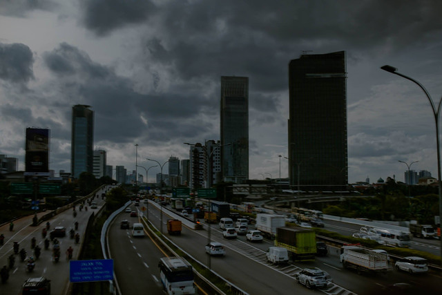 Awan mendung menyelimuti Jakarta. Foto: Jamal Ramadhan/kumparan
