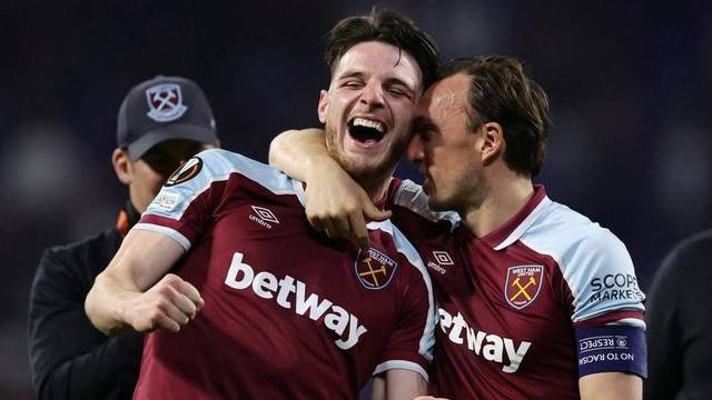 Pemain West Ham United Declan Rice dan Mark Noble melakukan selebrasi setelah pertandingan leg kedua perempat final Liga Europa di Stadion Groupama, Lyon, Prancis. Foto: Sarah Meyssonnier/Reuters