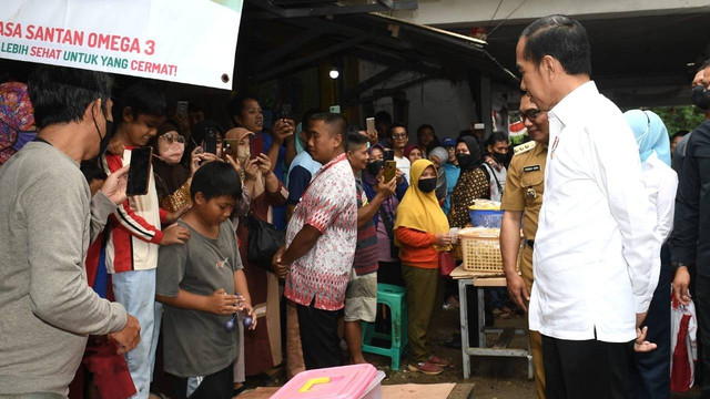 Jokowi bermain Nok-nok di Pasar Baru Subang. Foto: Kris/Biro Pers Sekretariat Presiden