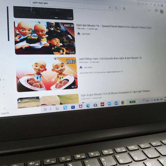 Tayangan kartun Upin dan Ipin yang bisa diakses di televisi maupun YouTube. Sumber foto: Distria Salsabila/kumparan.com