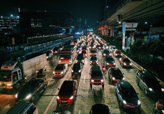 Ilustrasi IoV. Foto(Sumber: https://www.pexels.com/id-id/foto/foto-kendaraan-di-jalan-saat-sore-1600757/)