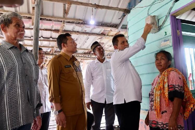 Gubernur Ansar meresmikan listrik tiga pulau di Kota Batam.