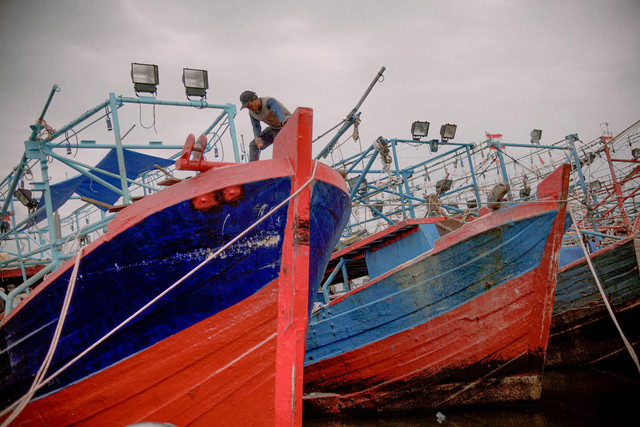 Kapal nelayan bersandar di Dermaga Muara Angke, Jakarta Utara, Rabu (28/12/2022). Foto: Jamal Ramadhan/kumparan