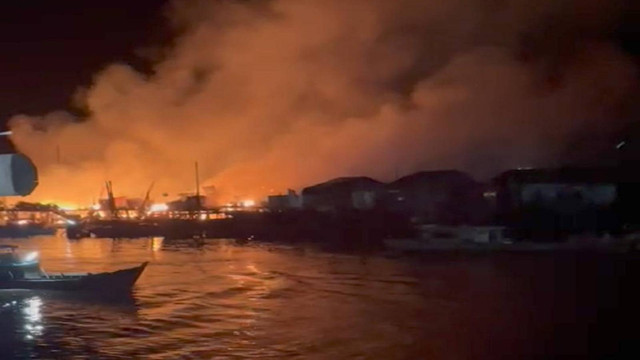 Belasan rumah di Kabupaten Inhil, Riau, terbakar pada Rabu (28/12) dini hari. (RONI TUAH/SELASAR RIAU)