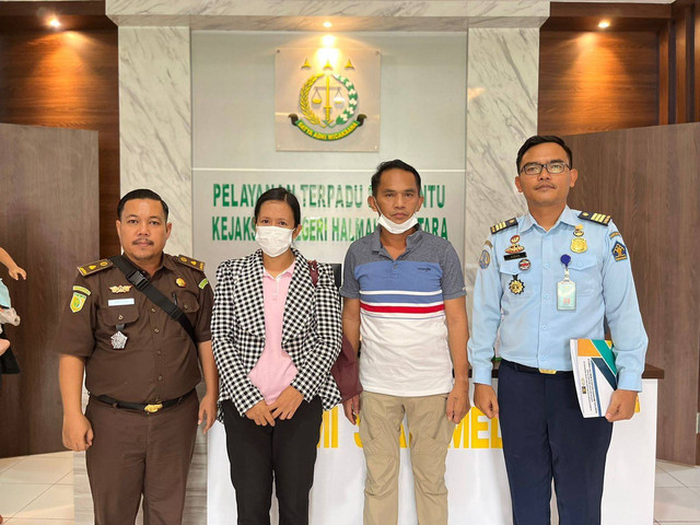 Penyidik Imigrasi Tobelo saat menyerahkan tersangka dan barang bukti ke JPU Kejari Halmahera Utara. Foto: Istimewa