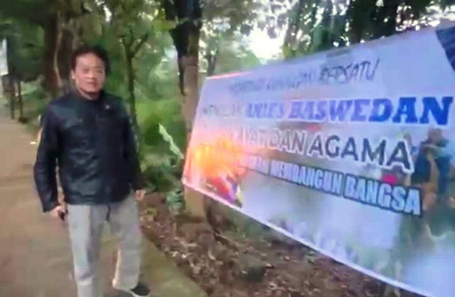 Tampak spanduk provokatif yang dicopot paksa oleh seorang warga di Kabupaten Kuningan, Jawa Barat. (screenshot video)