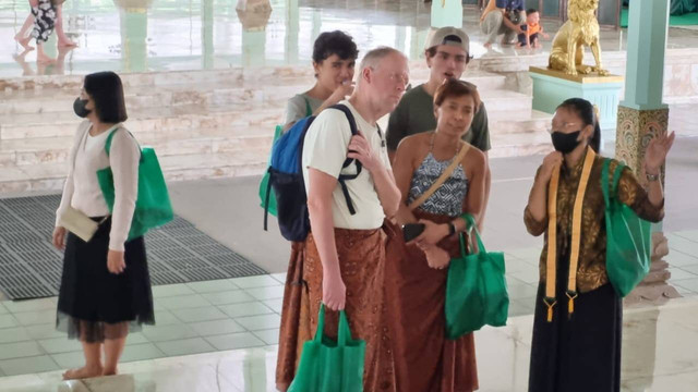 Pengunjung Pura Mangkunegaran meningkat saat Nataru. FOTO: Fernando Fitusia