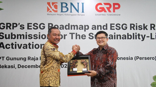 Penandatanganan penyaluran sustainability linked loan (SLL) sebesar USD 32 juta atau setara Rp 500 miliar dari PT BNI Tbk ke PT Gunung Raja Paksi (GRP). Foto: BNI