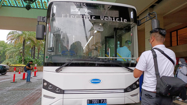 Penampakan bus listrik hasil kerjasama PT TransJakarta dan Perum PPD. Foto: Aprilandika Pratama/kumparan