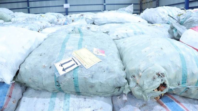 BPOM meninjau proses pemusnahan 900.576 produk Unibebi Cough Sirup produksi yang mengandung cemaran EG dan DEG di Medan. Foto: BPOM