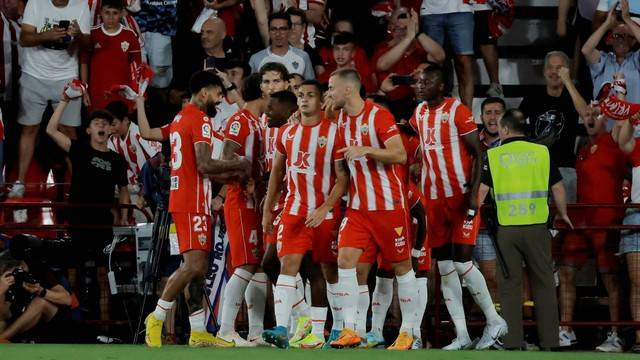 Pemain Almeria Largie Ramazani merayakan gol pertamanya bersama rekan setim saat hadapi Real Madrid, di Estadio de los Juegos Mediterraneos, Almeria, Spanyol, Minggu (14/8/2022). Foto: Jon Nazca/REUTERS
