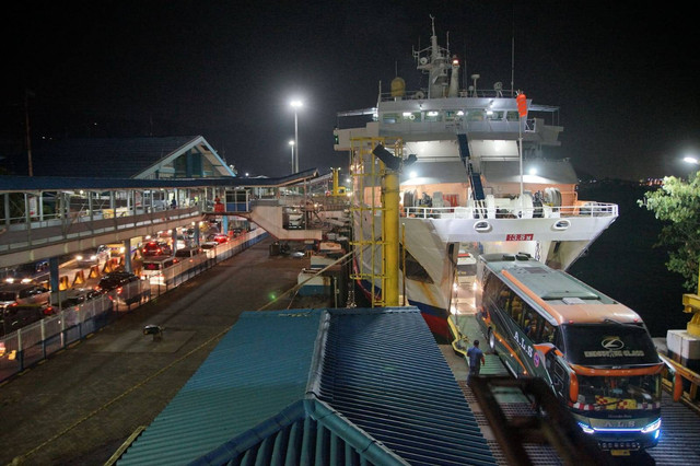 Kondisi pelabuhan Bakauheni, karena cuaca ekstrem ASDP imbau masyarakat untuk menyebrang di siang hari. | Foto : ASDP Cabang Bakauheni