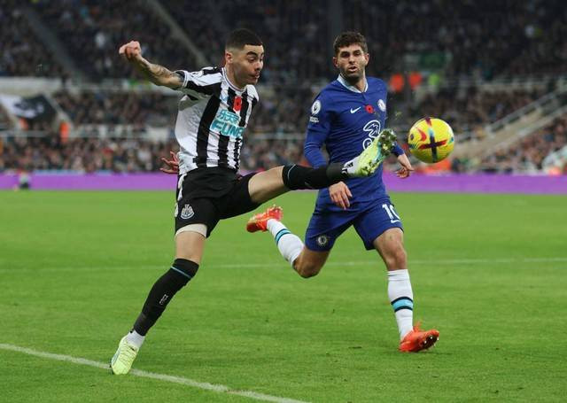 Miguel Almiron dari Newcastle United beraksi dengan Christian Pulisic dari Chelsea. Foto: Action Images via Reuters