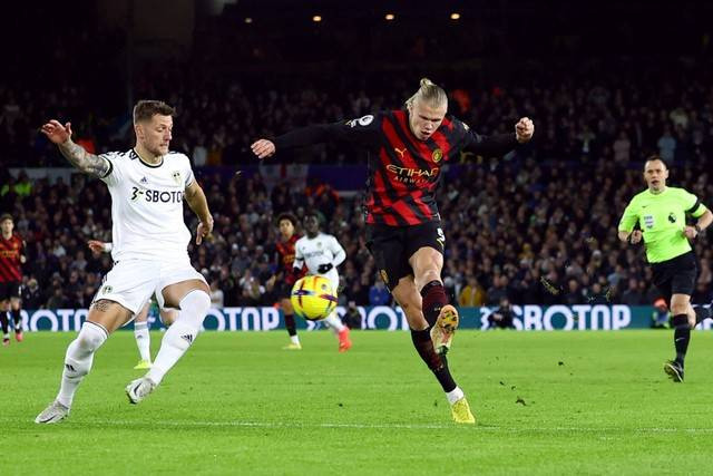 Pemain Manchester City Erling Braut Haaland menendang bola ke arah gawang Leeds United pada pertandingan lanjutan Liga Inggris di Stadion Elland Road, Leeds, Inggris. Foto: Molly Darlington/REUTERS