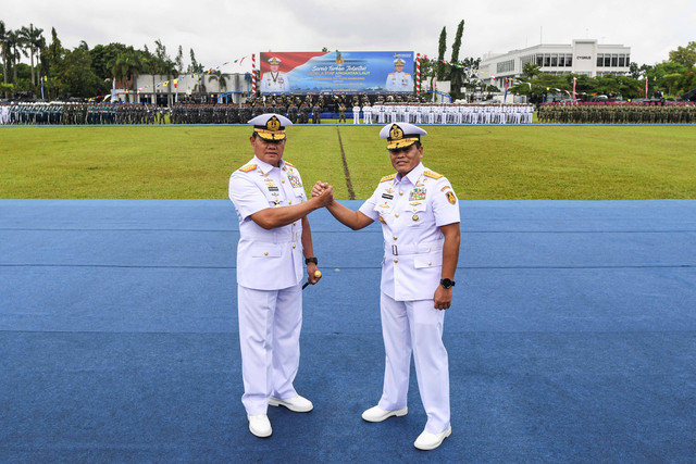 Panglima TNI Laksamana TNI Yudo Margono (kiri) melakukan salam komando dengan Kepala Staf Angkatan Laut (KSAL) Laksamana TNI Muhammad Ali (kanan) usai upacara Serah Terima Jabatan (Sertijab) KSAL di Mabes TNI AL, Cilangkap. Foto: M Risyal Hidayat/Antara Foto 