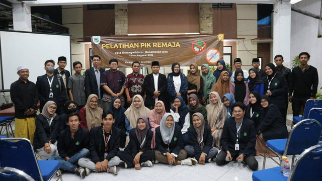 Foto Bersama Narasumber, Pemateri, dan Beberapa Peserta Pelatihan PIK Remaja                          Sumber: Dokumentasi Pribadi