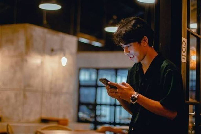 Ilustrasi cara mencari foto yang hilang di HP. Foto: Unsplash